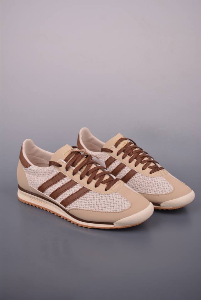 Adidas Originals Sl 72Rs 超轻便透气复古慢跑鞋 鞋头的设计饱满圆润 鞋面是翻毛皮和尼龙材质结合 上脚舒适柔软 橡胶大底非常耐磨防滑 包裹