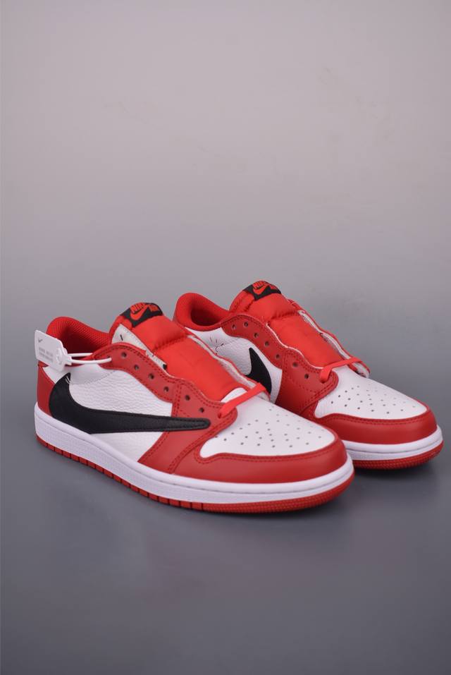 Fragment X Travis Scott Air Jordan 1 Low 三方联名倒钩 全新的三方联名低帮倒钩鞋面延续了黑脚趾设计，整双鞋以全荔枝皮打造