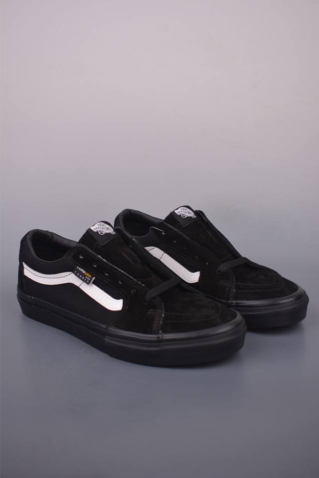 Vans Sk8-Low 黑武士 范斯复古休闲硫化帆布鞋 鞋款以黑色麂皮搭配帆布鞋面打造整体鞋身 减震Eva鞋垫装置增强脚感体验 以Sk8-Low鞋身为蓝本 黑