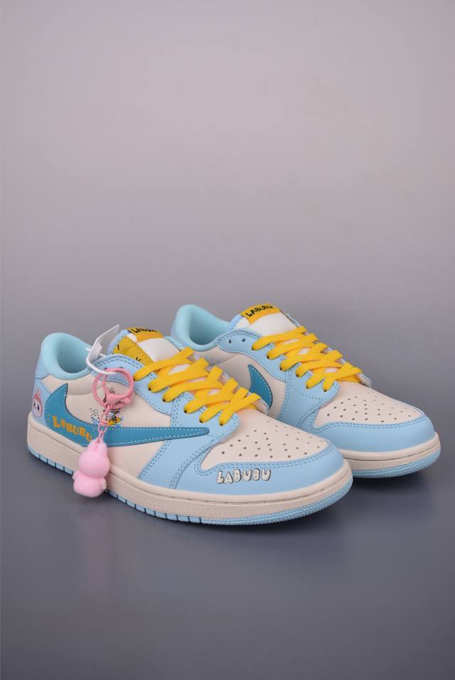 Fragment X Travis Scott X Labubu Air Jordan 1 Low 三方联名倒钩 全新的三方联名低帮倒钩鞋面延续了黑脚趾设计，整