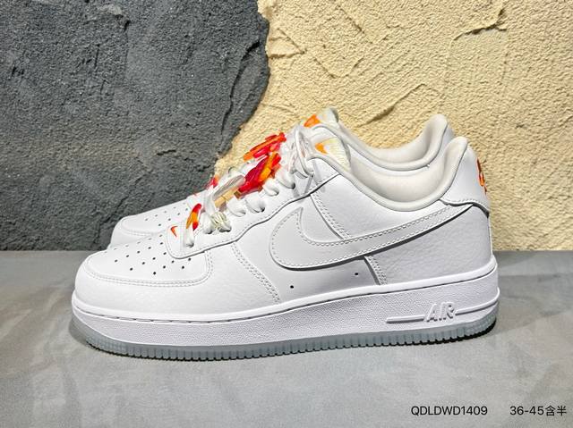 新品上市实拍 耐克Nike Air Force 1“07空军一号低帮百搭休闲运动板鞋。柔软、弹性十足的缓震性能和出色的中底设计，横跨复古与现代的外型结合，造就出
