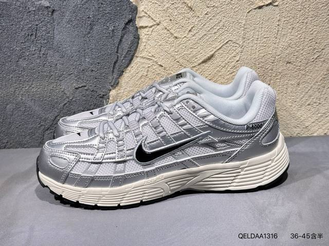 新品上市实拍 耐克Nike P7800 采用透气材料，搭配匠心覆面，再现千禧年代的跑鞋风格，塑就大气外观。鞋款秉承 Nike Pegasus 25 和 2006