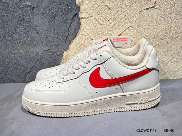 新品上市实拍 耐克Nike Air Force 7空军一号低帮百搭休闲运动板鞋。柔软、弹性十足的缓震性能和出色的中底设计，横跨复古与现代的外型结合，造就出风靡全