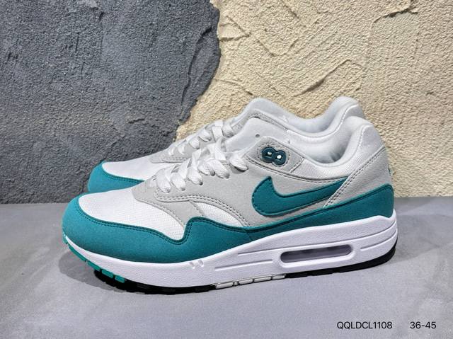 新品上市实拍 Nike Air Max 1 Air Max 气垫 全新配色 鞋身材质均选择皮革、织物、麂皮多种材质覆盖，保证质感的前提下，层次感也相当不错。细节