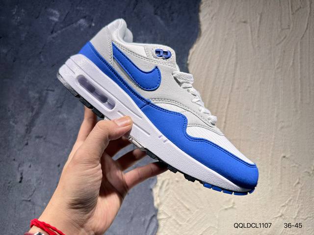 新品上市实拍 Nike Air Max 1 Air Max 气垫 全新配色 鞋身材质均选择皮革、织物、麂皮多种材质覆盖，保证质感的前提下，层次感也相当不错。细节