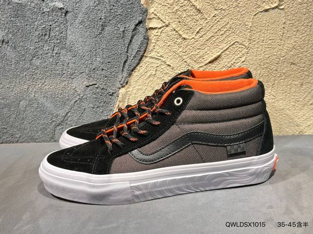 新品上市实拍 #Vans Sk8-Hi Pokonyan 神仙配色，鞋身采用宝蓝鹿皮绒 米白帆布搭配，加上红色Logo饰条，柠檬黄鞋舌织唛标可谓是点睛之笔，让你