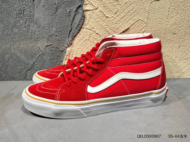 新品上市实拍 #Vans Sk8-Hi Pokonyan 神仙配色，鞋身采用宝蓝鹿皮绒 米白帆布搭配，加上红色Logo饰条，柠檬黄鞋舌织唛标可谓是点睛之笔，让你