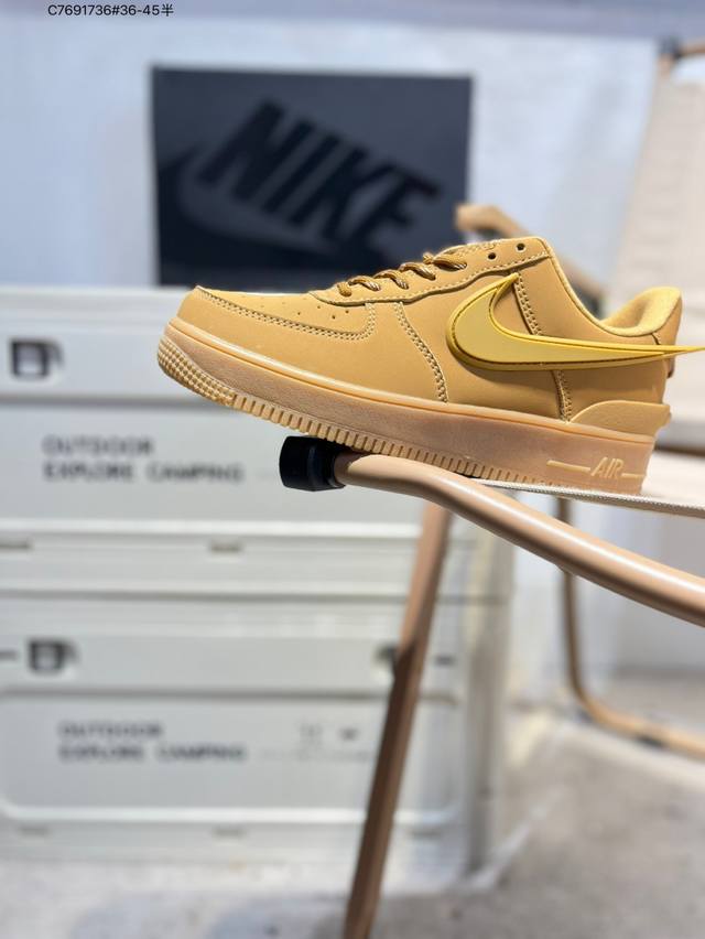 Ambush X Nk Air Force 7 Low 联名款 空军大勾 低帮休闲板鞋 鞋面采用了优质原厂皮革，标志性的 Swoosh 延伸至鞋跟之外，鞋舌和鞋