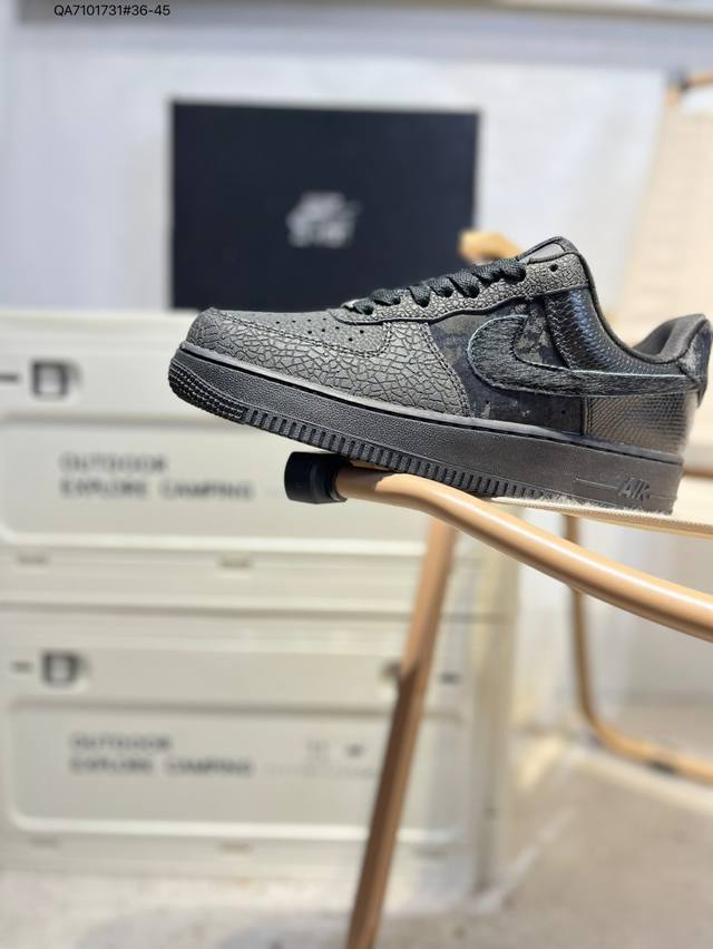 耐克 Nike Air Force 1 '07空军一号 中帮百搭休闲运动板鞋。柔软、弹性十足的缓震性能和出色的中底设计，横跨复古与现代的外型结合，造就出风靡全球