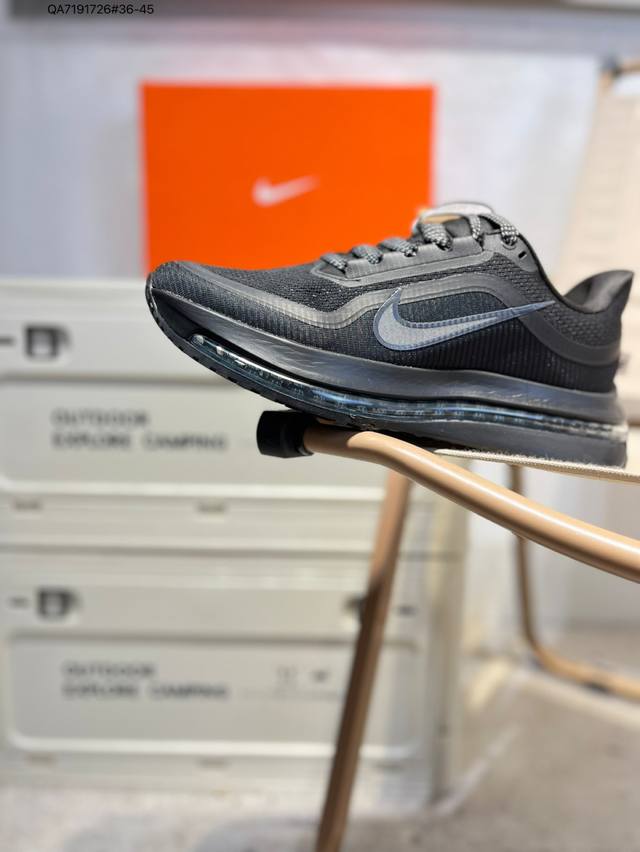 Nike Pegasus Premium跑步鞋 使用了新型的缓震材料 脚感偏韧 后跟有加厚的海绵填充 鞋子前掌和后掌做了加宽设计 增加了跑步时的稳定性 织物加网