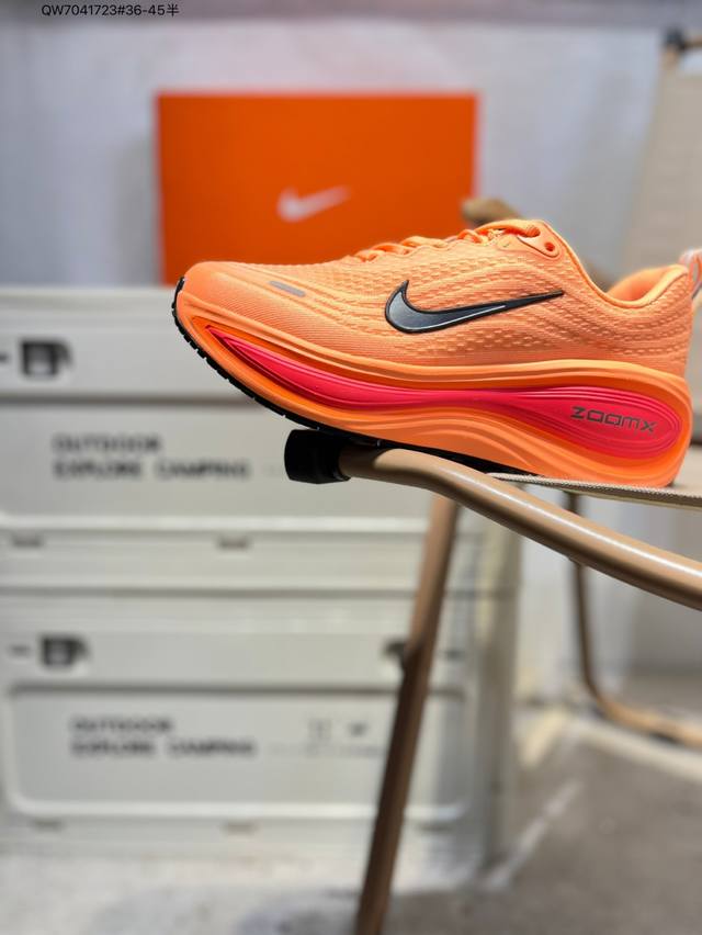 Nike Vomero Plus 耐克 舒适减震防滑 低帮跑步鞋 全掌Reactx泡绵中底 前掌和后跟还配备了Air Zoom气垫单元 据说跑起来更快更舒适哦