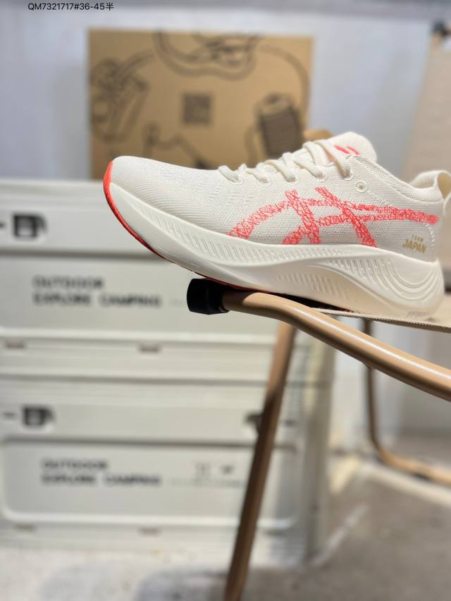 Asics Nimbus Mirai Paris亚瑟士经典跑鞋 如今机能风和户外风吹得正劲，便是主打“Urban Outdoor机能越野风格”，城市和户外场景都