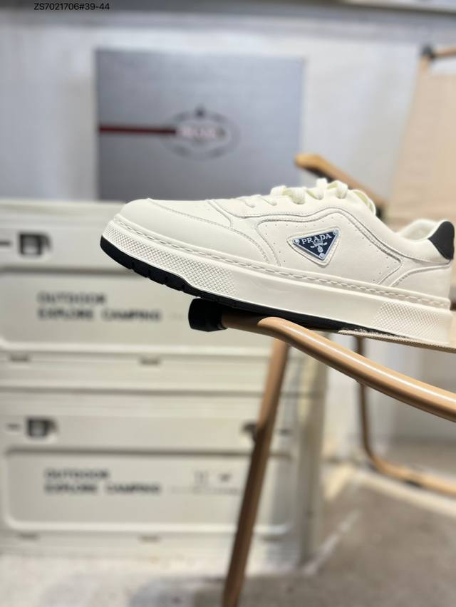 Prada 普拉达 专柜同步上市， 新款男鞋、面料精选原版小牛皮，。头层进口丝绸牛皮内里。原版牛里垫脚！原版开模防滑Pu大底，精美线条、简约大气，上脚感超级舒适