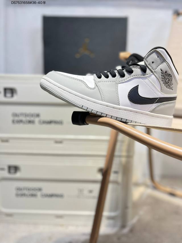 开学季福利特价公司级头层皮# Air Jordan 1 Mid Aj1中帮系列篮球鞋 官方同步配色 原装级产物 #立体鞋型 细节完美 高清洁度Dc0774 Ds