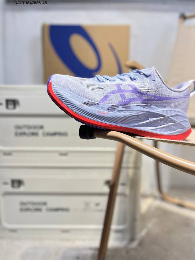 Asics Superblast 2 Paris亚瑟士经典跑鞋 如今机能风和户外风吹得正劲，便是主打“Urban Outdoor机能越野风格”，城市和户外场景都