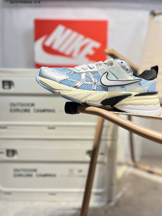 Nk V2K Runtekk 减震防滑低帮 复古老爹鞋跑步鞋 鞋款被命名为 Runtekk 设计上借鉴了 2000 年的跑鞋风格 配色上以金属银为主调 简练又有