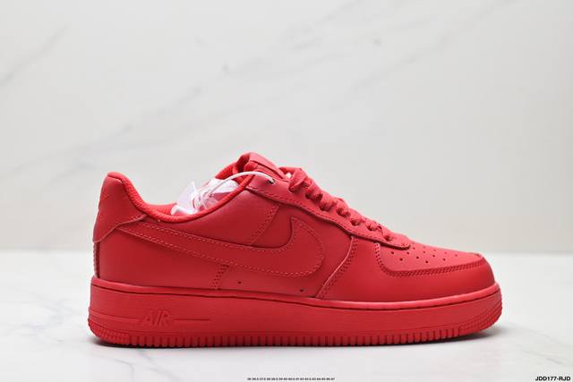 真标耐克Nike Air Force 1’07空军一号低帮百搭休闲运动板鞋。柔软、弹性十足的缓震性能和出色的中底设计，横跨复古与现代的外型结合，造就出风靡全球三
