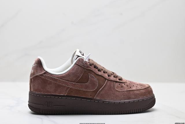 公司级耐克Nike Air Force 1’07空军一号低帮百搭休闲运动板鞋。柔软、弹性十足的缓震性能和出色的中底设计，横跨复古与现代的外型结合，造就出风靡全球