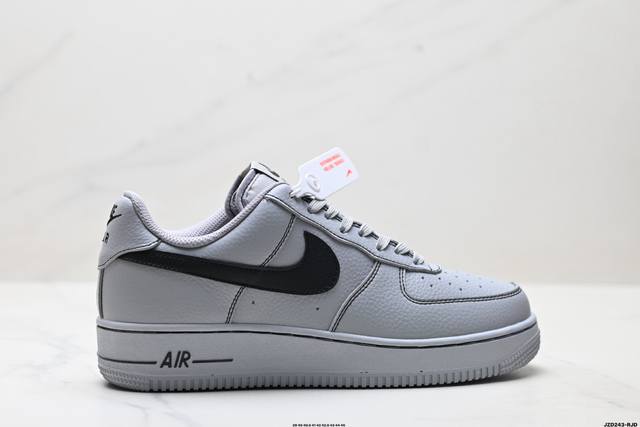公司级耐克Nike Air Force 1’07空军一号低帮百搭休闲运动板鞋。柔软、弹性十足的缓震性能和出色的中底设计，横跨复古与现代的外型结合，造就出风靡全球