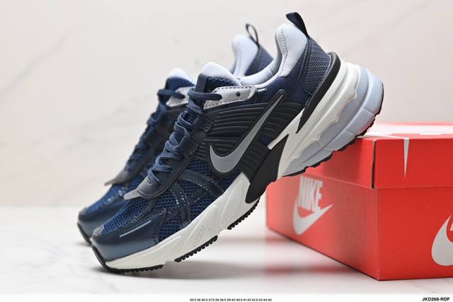 公司级耐克Nike V2K Run跑步鞋复古风潮 网面透气运动鞋 灰银紧致的鞋面材质提供良好的包裹性鞋侧 Swoosh以及鞋头部分搭配增添不少亮点的镀铬细节鞋垫