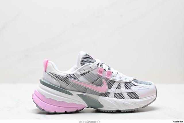 公司级耐克Nike V2K Run跑步鞋复古风潮 网面透气运动鞋 灰银紧致的鞋面材质提供良好的包裹性鞋侧 Swoosh以及鞋头部分搭配增添不少亮点的镀铬细节鞋垫