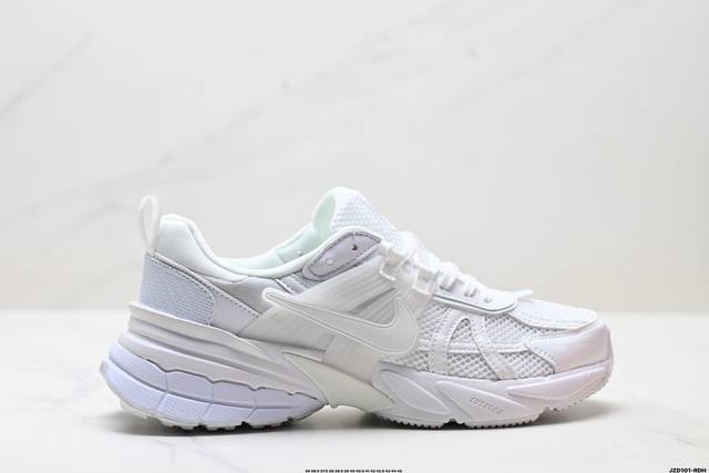 真标耐克Nike V2K Run跑步鞋复古风潮 网面透气运动鞋 灰银紧致的鞋面材质提供良好的包裹性鞋侧 Swoosh以及鞋头部分搭配增添不少亮点的镀铬细节鞋垫上