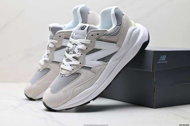 公司级New Balance Nb5740系列 凭借多种严选的优质素材重塑出让人耳目一新又充满层次感的革新中低结构。为呼应90年代的巨大化潮流，鞋侧也点题采用了