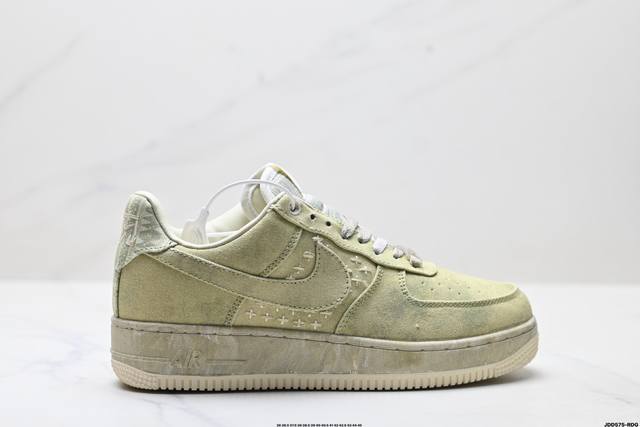 真标耐克Nike Air Force 1’07空军一号低帮百搭休闲运动板鞋。柔软、弹性十足的缓震性能和出色的中底设计，横跨复古与现代的外型结合，造就出风靡全球三
