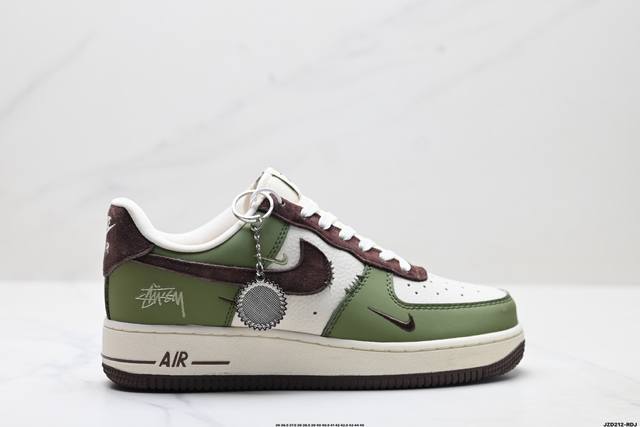 公司级耐克Nike Air Force 1’07空军一号低帮百搭休闲运动板鞋。柔软、弹性十足的缓震性能和出色的中底设计，横跨复古与现代的外型结合，造就出风靡全球