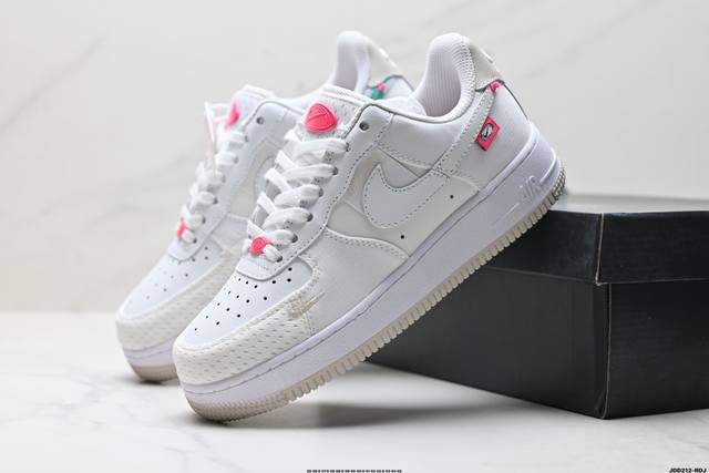 真标耐克Nike Air Force 1’07空军一号低帮百搭休闲运动板鞋。柔软、弹性十足的缓震性能和出色的中底设计，横跨复古与现代的外型结合，造就出风靡全球三