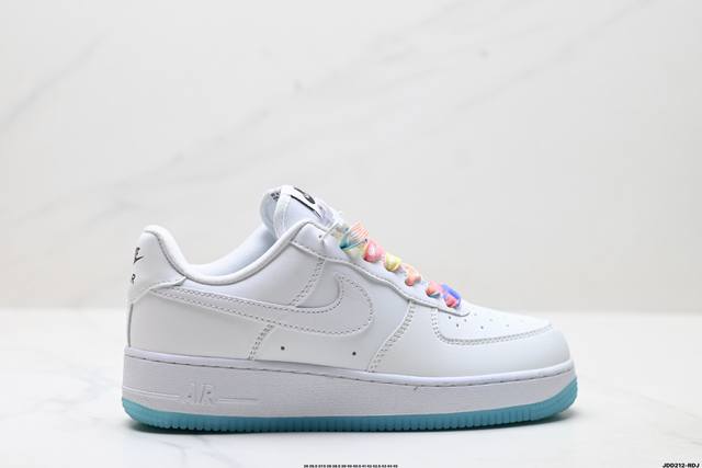 真标耐克Nike Air Force 1’07空军一号低帮百搭休闲运动板鞋。柔软、弹性十足的缓震性能和出色的中底设计，横跨复古与现代的外型结合，造就出风靡全球三