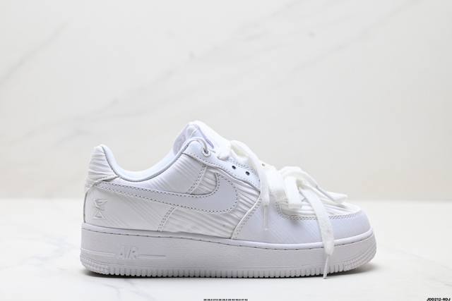 真标耐克Nike Air Force 1’07空军一号低帮百搭休闲运动板鞋。柔软、弹性十足的缓震性能和出色的中底设计，横跨复古与现代的外型结合，造就出风靡全球三