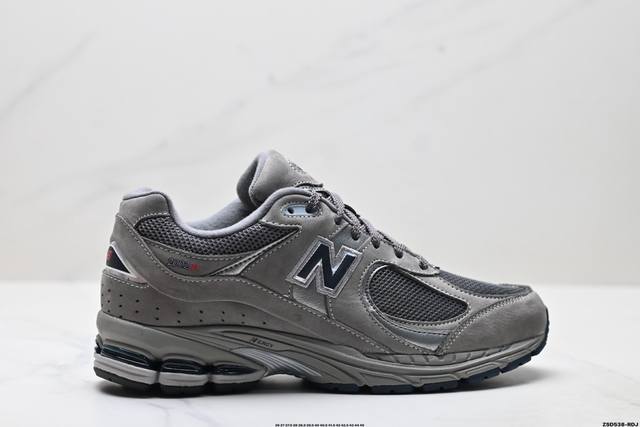 纯原New Balance 2002R 复古单品 热门复古鞋型New Balance 2002R 近日又曝出一款全新配色并释出官图 整双鞋采用棕色和米色主打 非