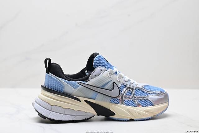 公司级耐克Nike V2K Run跑步鞋复古风潮 网面透气运动鞋 灰银紧致的鞋面材质提供良好的包裹性鞋侧 Swoosh以及鞋头部分搭配增添不少亮点的镀铬细节鞋垫