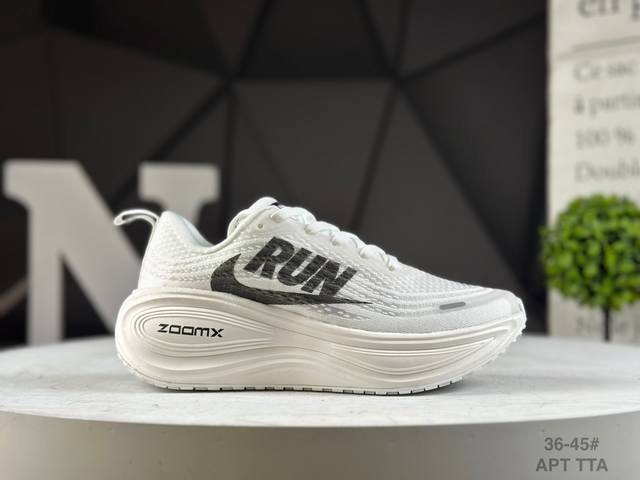 真标Nike Vomero plus 耐克 舒适减震防滑 低帮跑步鞋 全掌Reactx泡绵中底 前掌和后跟还配备了Air Zoom气垫单元 据说跑起来更快更舒适