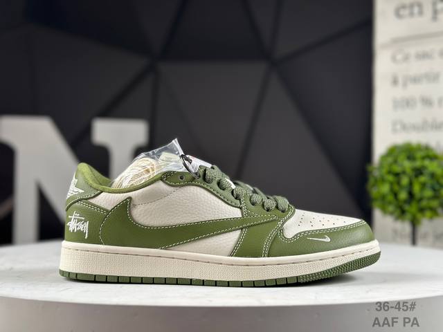 福利特价 公司级Nike Dunk Low 此款主张打破传统的工业化流水线设计限制，以Made By Ideas的超级创意为理念，集结众多潮流设计师，结合时下最
