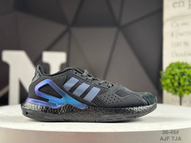 真爆 公司级阿迪达斯 Adidas Day Jogger 日行者 原楦型数据开发纸版 网材鞋面搭配合成绒面革饰面 中底嵌入全掌Boost爆米花缓震颗粒材质,棉质