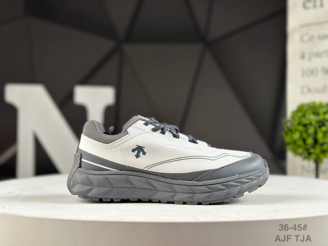 Descente Terrain D 迪桑特舒适柔软防滑耐磨低帮生活休闲鞋 Descente 迪桑特 创立于1935年，品牌名取自法语词汇，意为“滑降”。品牌箭