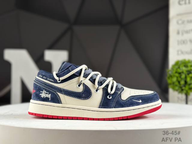 福利特价 公司级耐克 Stussy X Air Jordan 1 Low 此款主张打破传统的工业化流水线设计限制，以Made By Ideas的超级创意为理念，