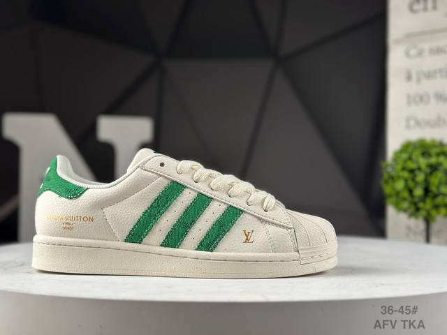 公司级 阿迪达斯 三叶草Adidas Originals Superstar 经典贝壳头系列低帮百搭休闲运动板鞋Supreme限定 货号： Sd6819 尺码：