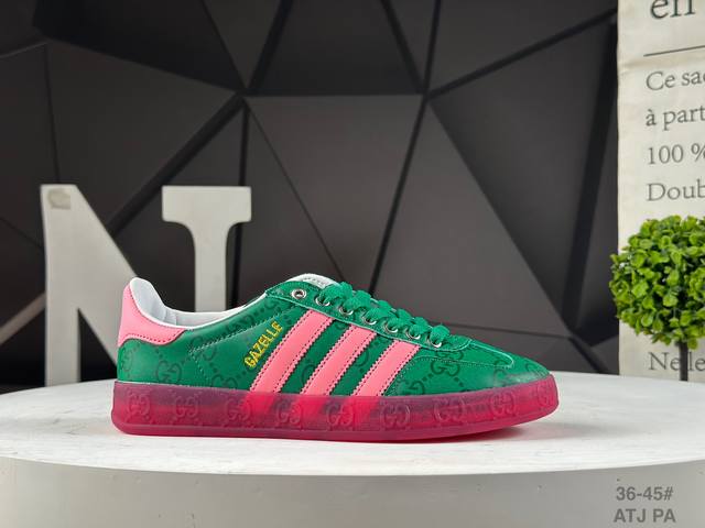 Adidas X Gucci 重磅联名 三叶草Logo与标志性三条杆为设计元素 将其与独属于的Gucci 双方选择Adidas Originals经典鞋型 Ga
