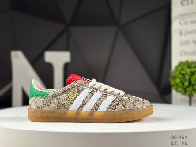 Adidas X Gucci 重磅联名 三叶草Logo与标志性三条杆为设计元素 将其与独属于的Gucci 双方选择Adidas Originals经典鞋型 Ga