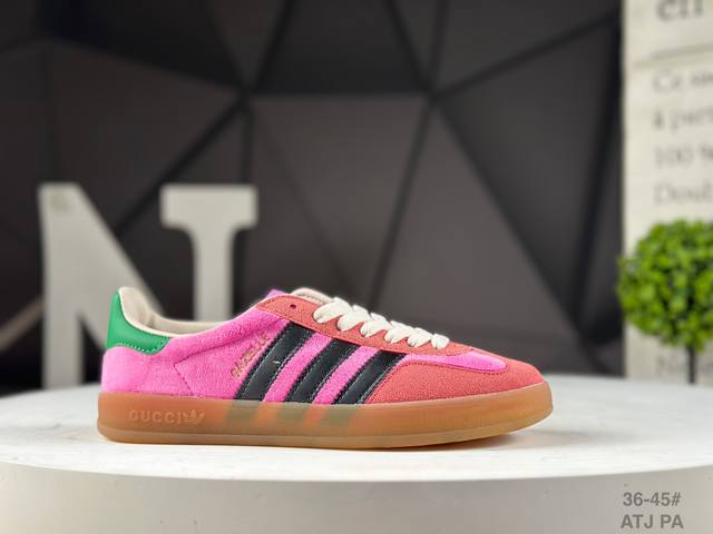 Adidas X Gucci 重磅联名 三叶草Logo与标志性三条杆为设计元素 将其与独属于的Gucci 双方选择Adidas Originals经典鞋型 Ga