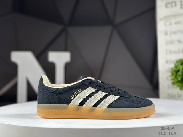 公司级Ad Gazelle Indoor Trainers 羚羊内训系列低帮复古百搭休闲运动德训风板鞋 货号：Js1412 Tlc 90年代经典的复刻版！自60