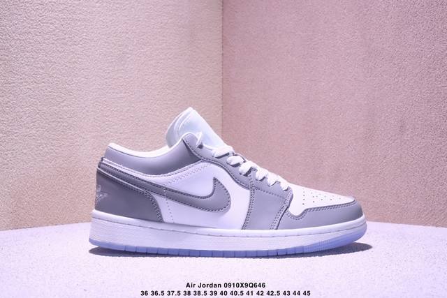 Air Jordan 1 Low Black Toe 低帮 黑红脚趾 Aj1 乔丹1代 Aj1 乔1 低邦 黑白红 乔丹篮球鞋系列 鞋身整体以优质白色皮革打造，