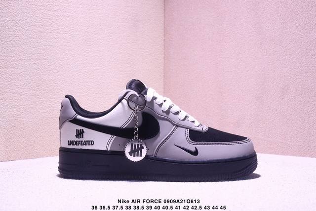公司级耐克Nike Air Force 7空军一号低帮百搭休闲运动板鞋。柔软、弹性十足的缓震性能和出色的中底设计，横跨复古与现代的外型结合，造就出风靡全球三十多
