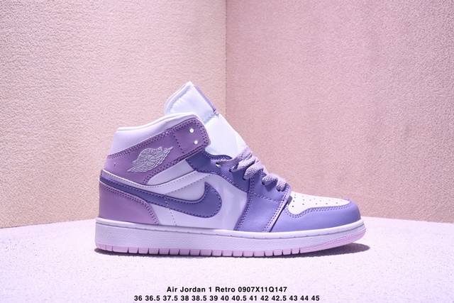 真标耐克女款运动板鞋 Nike Air Jordan 1 Retro High Og 乔丹一代Aj1 乔1 Aj1 篮球鞋复刻运动鞋。皮面高帮板鞋的设计灵感源自