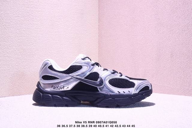 Nk V5 Rnr 舒适百搭防滑耐磨低帮跑步鞋 舒适有型适合日常穿着 该鞋款延续千禧年经典设计搭载泡绵中底 厚实而轻盈匠心细节巧搭立体耐克勾标志焕新演绎复古跑鞋