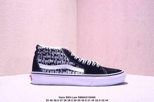 Vans Sk8-Low X Fog联名 全新一代 低帮硫化帆布鞋 该鞋款以白线勾勒出整体造型，鞋面采用帆布搭配麂皮材质，鞋身布满Fog黑白字体彰显联名，极具辨