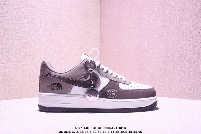 公司级耐克Nike Air Force 7空军一号低帮百搭休闲运动板鞋。柔软、弹性十足的缓震性能和出色的中底设计，横跨复古与现代的外型结合，造就出风靡全球三十多